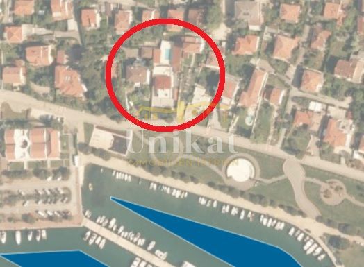 Luksuzna hiša - prvi vrsti ob morju